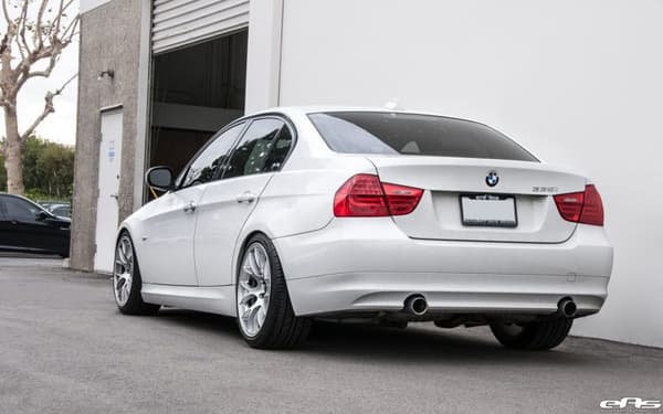 Alpine-White-BMW-E90-335i-Gets-A-Set-Of-Aftermarket-Wheels-11-750x469.jpg