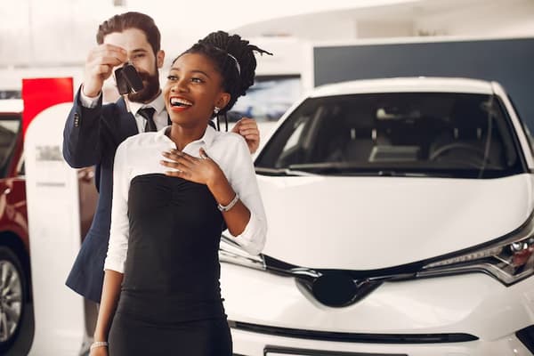 Benefits and challenges of owning a car, cars on Auto Mart, buy a car, car for sale, cars, Photo by Prostooleh on Freepik.avif
