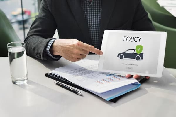 car-auto-motor-insurance-reimbursement-vehicle-concept_53876-165271.avif